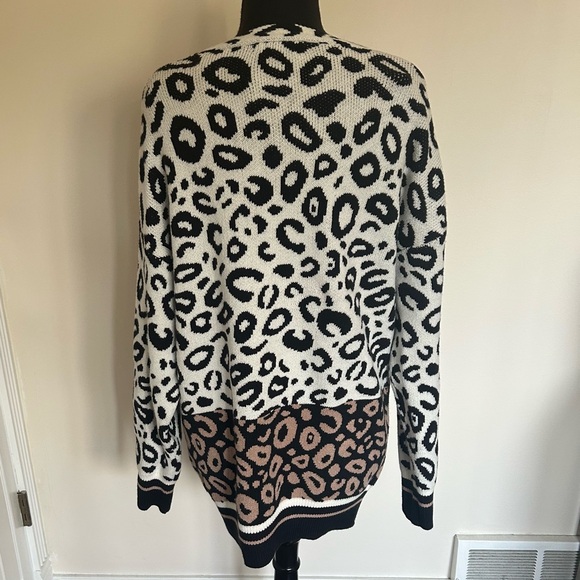 Fun sport V- Neck Zip Up Leapord Print Sweater in Black, Brown, and White Size L - Picture 4 of 9
